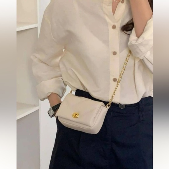 Handbags - Quilted crossbody bag with gold chain.